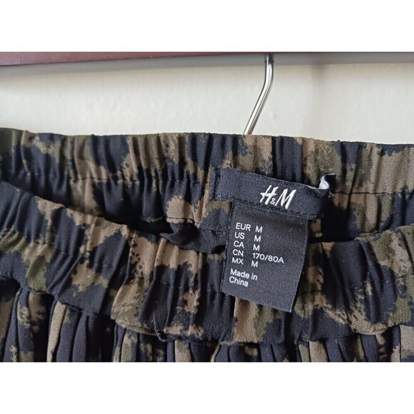 H&M Knee Length Pleated Skirt Green Black Animal Print Elastic Waist Size M - Picture 2 of 4